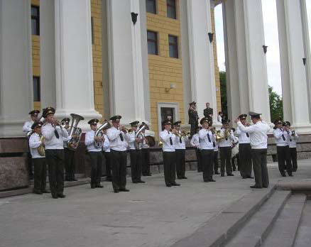 Военный оркестр встречает гостей театра, 7.06.2005