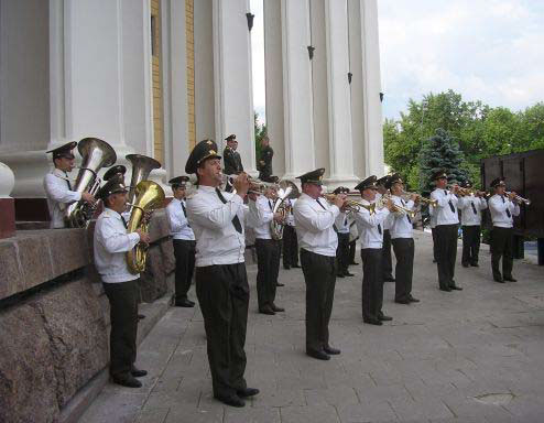 Военный оркестр встречает гостей театра, 7.06.2005