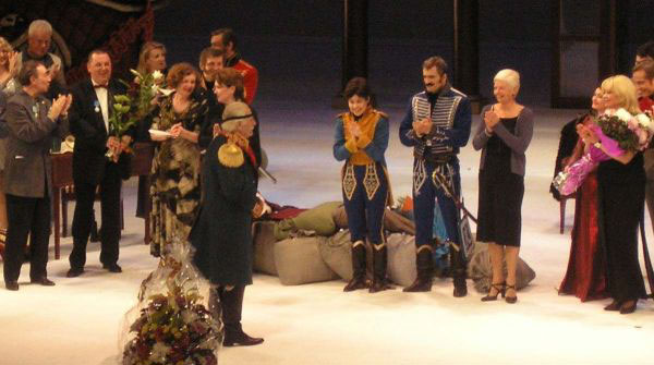 Коллеги по театру приветствуют Владимира Зельдина, 7.06.2005
